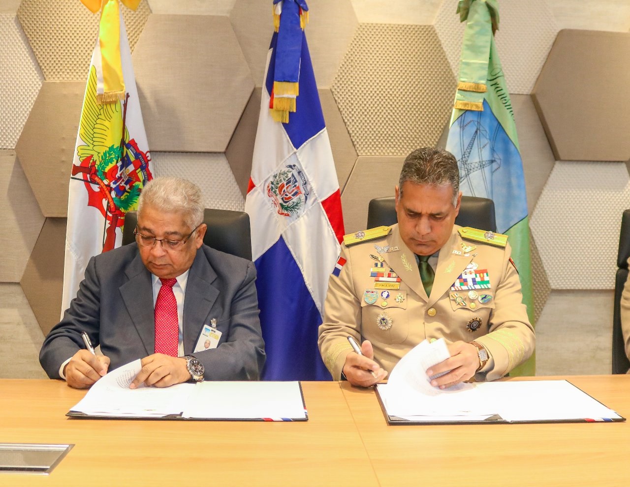 ETED y el MIDE firman acuerdo de Colaboracion Interinstitucional para la prestacion de servicios por Fibra Optica